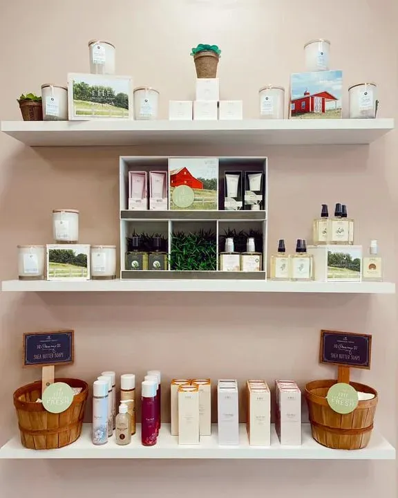 https://cdn.salonspotlight.com/photos/k4tUlYxPE5ch9PYNkkPh/ee389a70-1ed8-43a2-b998-92ff04ad7e11_720x720