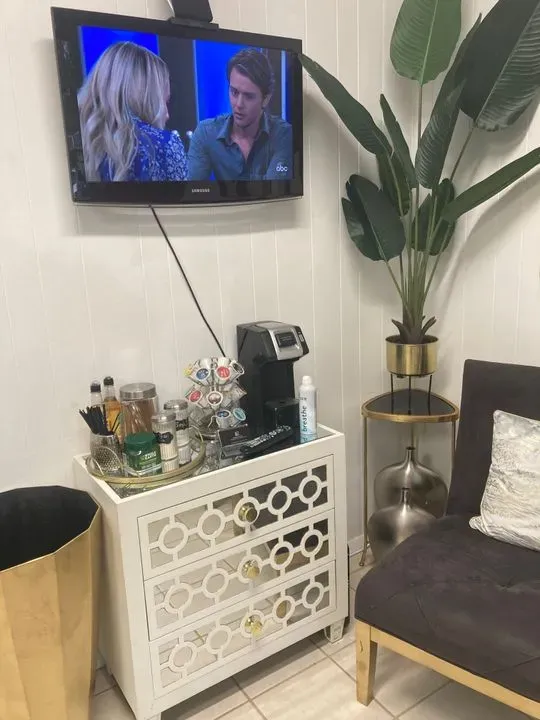 https://cdn.salonspotlight.com/photos/k5Dhe4aRBmZdq1iiRFBu/da21c1a1-2e0c-4ba6-a7a7-c03db0dfe5cd_720x720