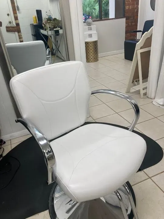 https://cdn.salonspotlight.com/photos/k5Dhe4aRBmZdq1iiRFBu/f4cfc834-d7ef-4235-b174-35c33902bad3_720x720