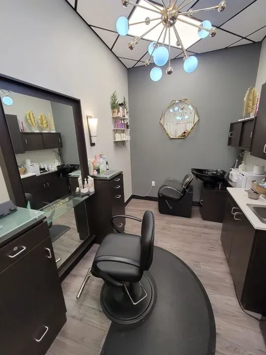 https://cdn.salonspotlight.com/photos/k5Pfle1PfCU27wFTAIVl/77facbf0-e2fb-4295-bdc8-8f1e022b0993_720x720