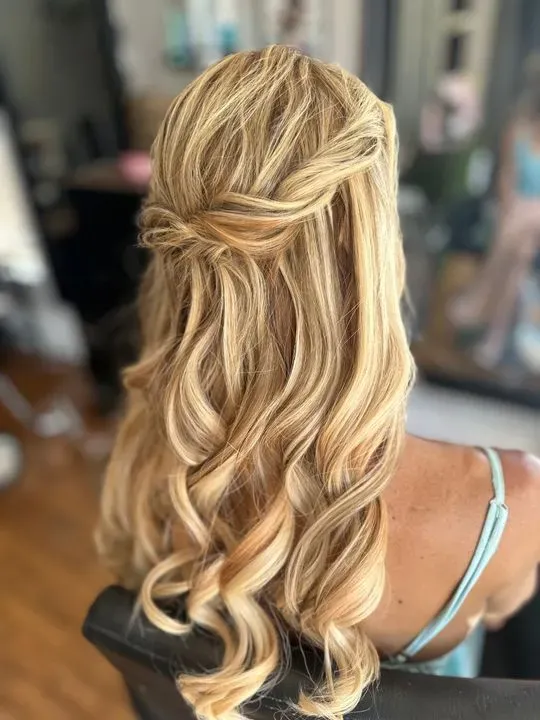 https://cdn.salonspotlight.com/photos/k6TNCL5tsOabQytEDuZg/aedcf12d-0856-4465-af61-b98cda770211_720x720