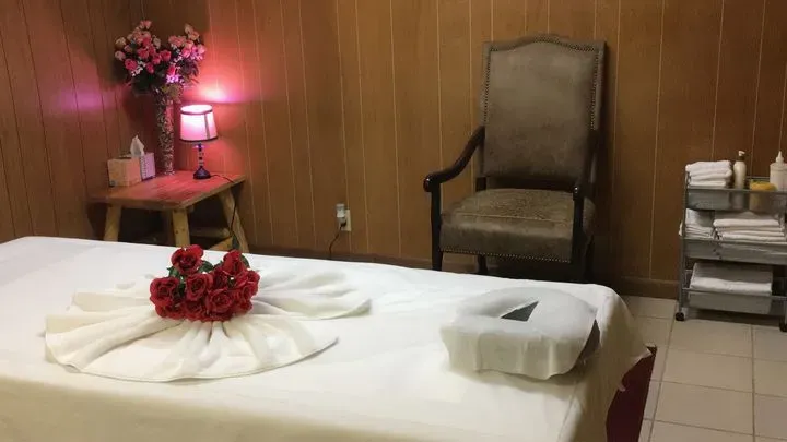https://cdn.salonspotlight.com/photos/k7zDPMwtVwT9uJOQ4pkS/94ced8c7-c5be-46c1-9b95-f7213ec8189e_720x720