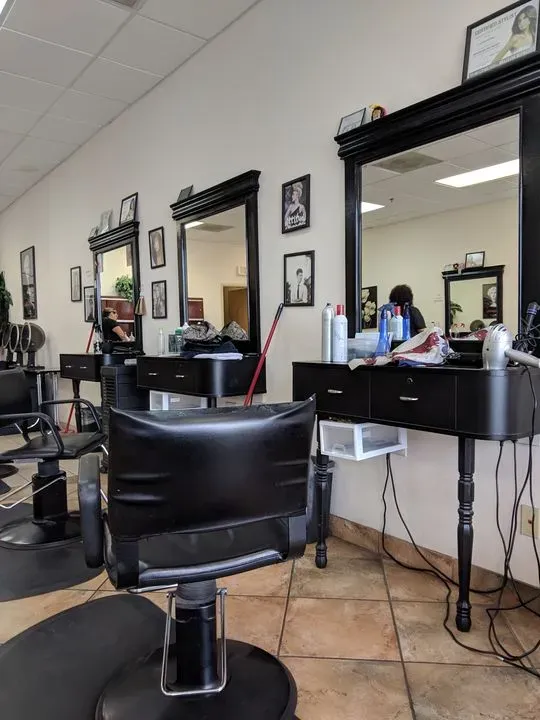 https://cdn.salonspotlight.com/photos/k8MX5niI6DSO8bO6SjNv/cd10f40b-e2cb-41e6-bdde-c5146262da83_720x720