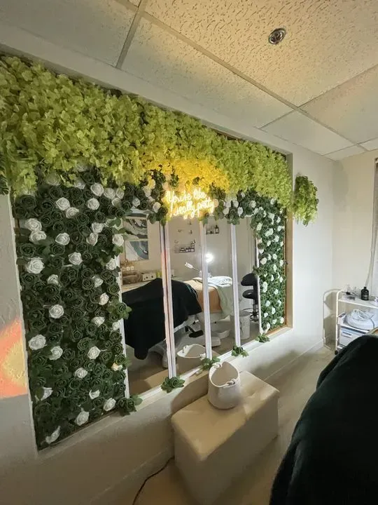 https://cdn.salonspotlight.com/photos/k96dwjyyCeTTPoaEZgUr/5b4a452c-1cef-43eb-adb2-4cb4b7db2366_720x720
