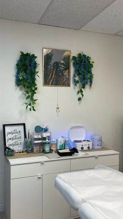 https://cdn.salonspotlight.com/photos/k96dwjyyCeTTPoaEZgUr/a05eae08-a76e-4821-8f8c-bd6413d6662f_720x720