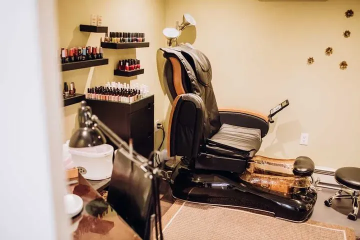 https://cdn.salonspotlight.com/photos/kAFcQU9w99iJ3uA0Xjlg/f77907d9-5745-499c-8d60-7e0d82f00a64_720x720