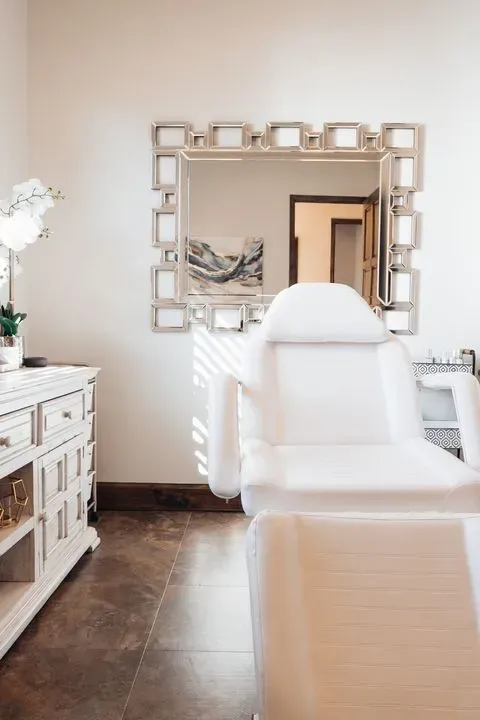 https://cdn.salonspotlight.com/photos/kCARvDvuwkaKfawoDMCA/8886da15-0479-43bf-ac45-d1fb77fafaed_720x720