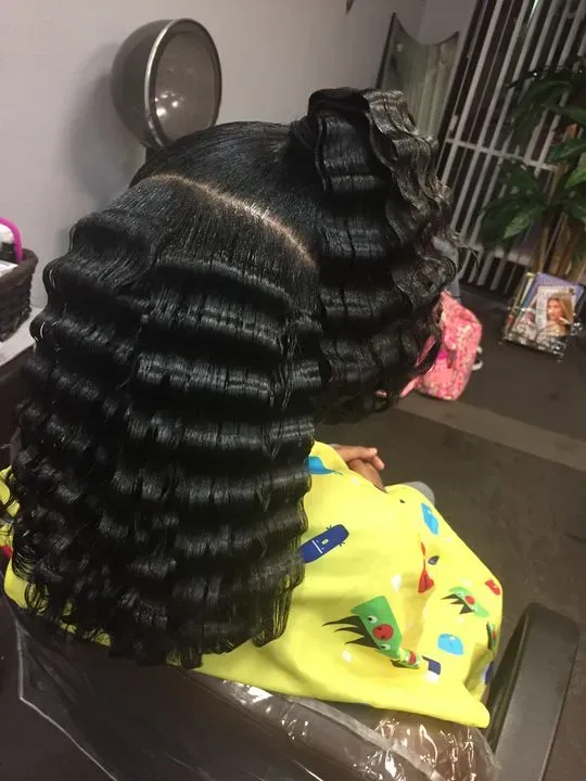 https://cdn.salonspotlight.com/photos/kCeBgbYZn749gUsZ9k47/824f258e-836b-473b-9afb-8c8a3a25b122_720x720