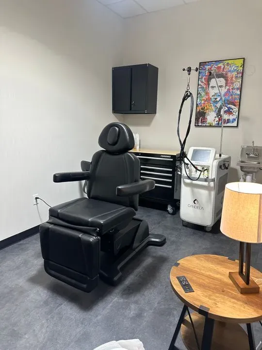 https://cdn.salonspotlight.com/photos/kD9vp9GVtBecM06unnXp/a9d4b60c-91d0-4f38-91f9-e96d816ffebf_720x720