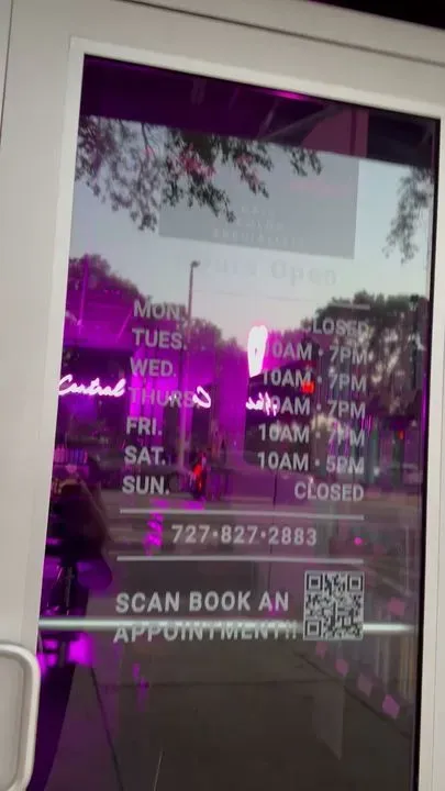 https://cdn.salonspotlight.com/photos/kDgPqLzGjB5dhG88IeLo/160e29b3-8e91-40f6-ab47-1d4705112263_720x720