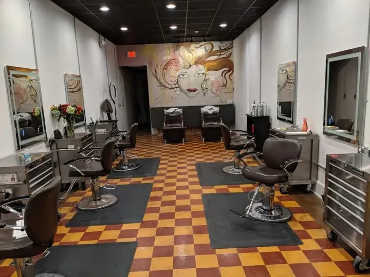 https://cdn.salonspotlight.com/photos/kDgPqLzGjB5dhG88IeLo/3865605c-465c-4c9f-87da-3b7a2b6435fd_720x720