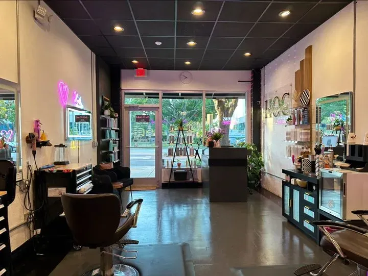 https://cdn.salonspotlight.com/photos/kDgPqLzGjB5dhG88IeLo/d314bf22-27c2-4b10-9e2f-116fa85fd8c3_720x720