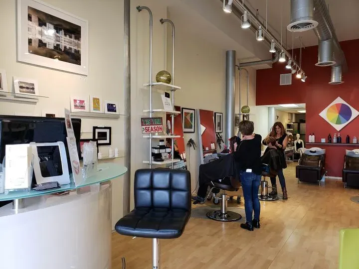 https://cdn.salonspotlight.com/photos/kDgPqLzGjB5dhG88IeLo/da48430c-8b94-42bf-8f9b-fe6162a0a740_720x720