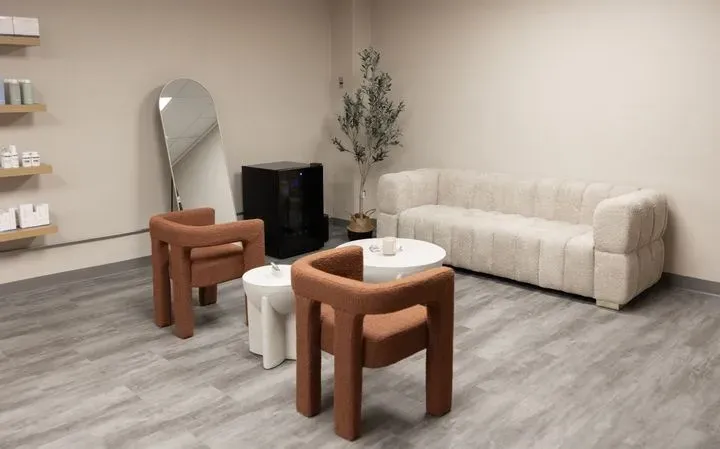 https://cdn.salonspotlight.com/photos/kEGC6G30GeyEepxlIW08/a21c30f9-617b-495f-9552-c2ff2f225434_720x720