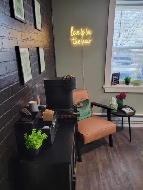 https://cdn.salonspotlight.com/photos/kGet78vETLb46ZIla7bm/2e4d2fd3-cef9-4d62-be53-34e8ebdc27a8_720x720
