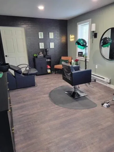 https://cdn.salonspotlight.com/photos/kGet78vETLb46ZIla7bm/82c8c155-5846-48e0-a000-bbea2c96be7d_720x720