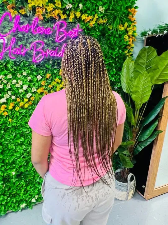 https://cdn.salonspotlight.com/photos/kGnAU0RSjgjjQxBDbh5C/ab44c5b8-9290-429f-bee7-7631d6730234_720x720