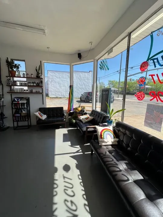 https://cdn.salonspotlight.com/photos/kGsbicZ3DFAEADLpGjT9/bdc67dd8-d5f1-47da-bcb7-6389f7cfe7c0_720x720