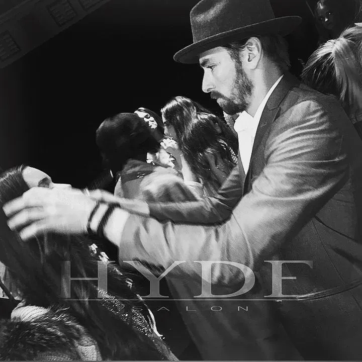 https://cdn.salonspotlight.com/photos/kGzKVwIM4GBTgvM3aE9T/0ff3e6e5-0e19-4a9c-8f81-f3f62ee7ce8e_720x720