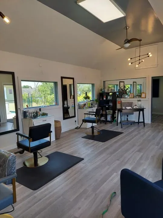 https://cdn.salonspotlight.com/photos/kH96ktBueYYp8BRgKTEb/1ad7d6ca-5134-44a9-87b3-a293bd15fab1_720x720