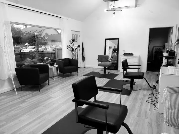 https://cdn.salonspotlight.com/photos/kH96ktBueYYp8BRgKTEb/38adb9f6-8562-4c1d-a046-b0417ade69d2_720x720