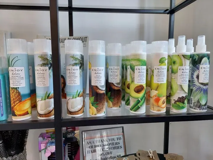 https://cdn.salonspotlight.com/photos/kH96ktBueYYp8BRgKTEb/d9f52dc0-057b-4cb3-9307-5d555cc90100_720x720