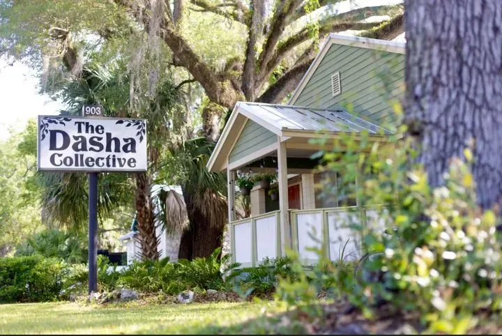 https://cdn.salonspotlight.com/photos/kI0yGxnVE8Y7nk4zba0i/c2513003-5532-4db9-868e-e40baa7d238e_720x720