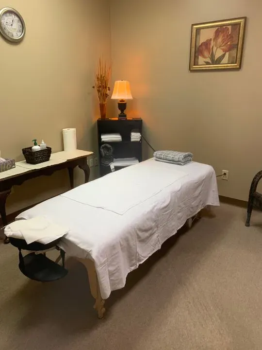 https://cdn.salonspotlight.com/photos/kI3BpMlmwKOr3ydGNcDh/d9a035c0-167e-41e8-ba35-e54b4be01050_720x720