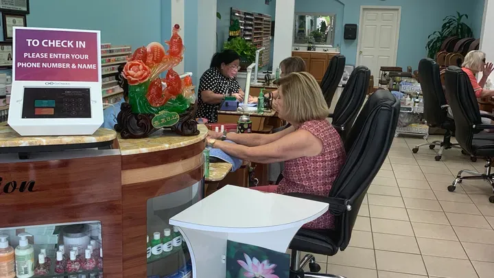 https://cdn.salonspotlight.com/photos/kIVNTt0zGpJkL7t6OEjo/f191a8c2-abac-4951-8788-8d22569f04db_720x720