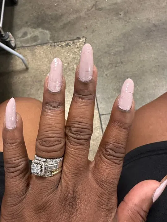 https://cdn.salonspotlight.com/photos/kIVNTt0zGpJkL7t6OEjo/f5fe32e3-7e01-4d5f-a9e4-135c3a3f83cd_720x720