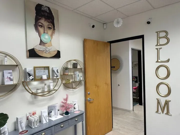 https://cdn.salonspotlight.com/photos/kJH6trCV7QQv38rydkCD/338b195c-b723-4dc5-aadf-c36a455ea4f6_720x720