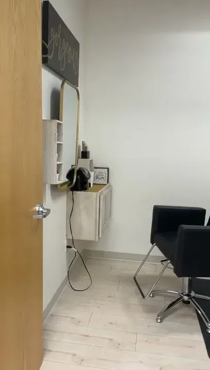 https://cdn.salonspotlight.com/photos/kJH6trCV7QQv38rydkCD/5cb7e9b1-64d9-48e4-ad29-1a99776e4130_720x720
