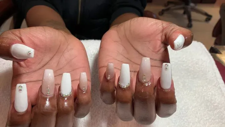 https://cdn.salonspotlight.com/photos/kJlAzWYeGEu3C4sCi28G/efdb17a7-7c89-4520-8043-2dce3b90d9b4_720x720