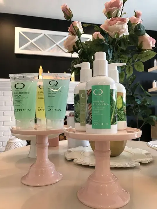 https://cdn.salonspotlight.com/photos/kKxPhvLX2S5l8a5B25TP/ad707e57-cbbb-4553-93e9-e0fd78a3a526_720x720
