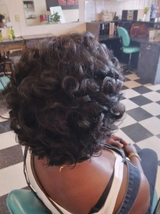 https://cdn.salonspotlight.com/photos/kLcopHjPVDZSJmVvYxNN/0ef6a3fc-8f18-4268-956b-478024306b51_720x720