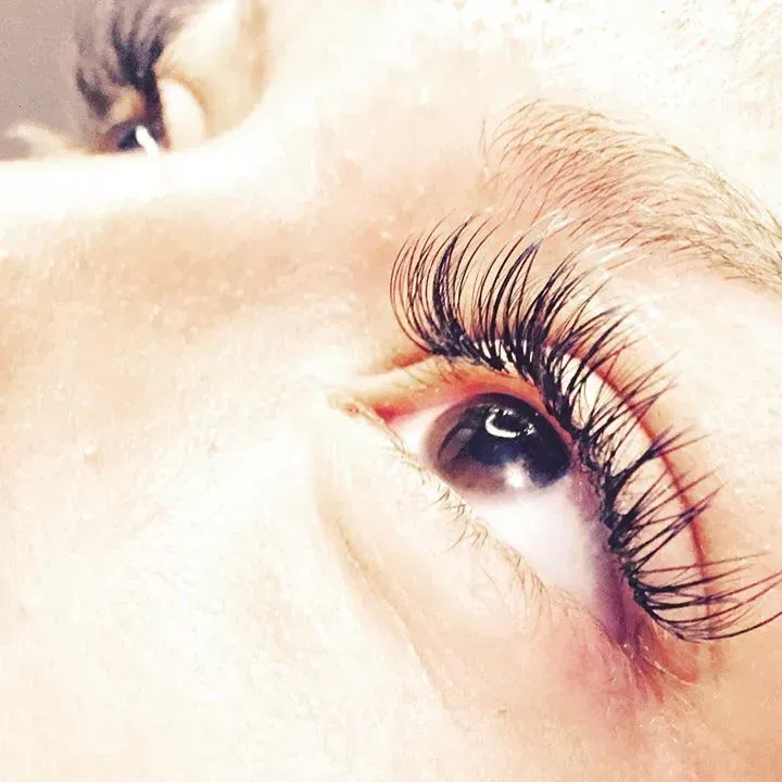 https://cdn.salonspotlight.com/photos/kMMsuZWLEqBPhFON4J1f/6d8f186c-675f-40c5-b275-e2291f5e6856_720x720