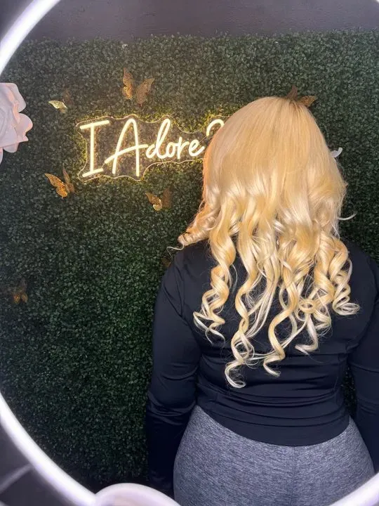 https://cdn.salonspotlight.com/photos/kN0T8xhkOSPLWh7Eh1IM/4698a860-50b3-44f0-8aa9-4bcc46b63e07_720x720