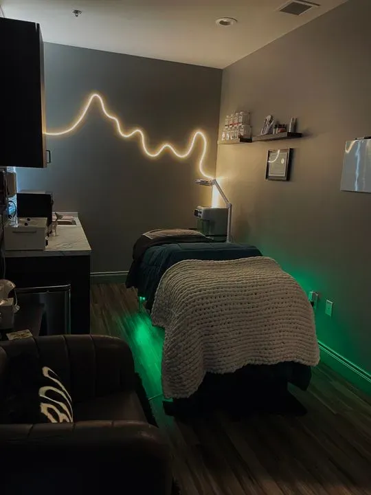 https://cdn.salonspotlight.com/photos/kNXcvulJlvtJrWZsXabc/d6c27fcd-2d54-4f24-8d4a-82800bb1d407_720x720