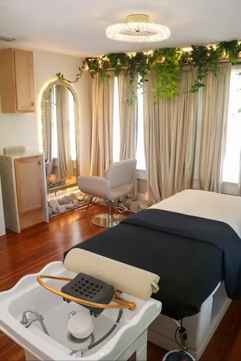 https://cdn.salonspotlight.com/photos/kOADVNOWz88OTHwVkHQS/78b7755a-367d-4bab-b9fa-a33be8f2036f_720x720