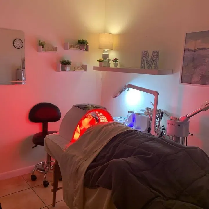 https://cdn.salonspotlight.com/photos/kOX8IM2talbRBa3K2xBI/256f52d2-0bf8-4296-8b1d-c0324e90823a_720x720