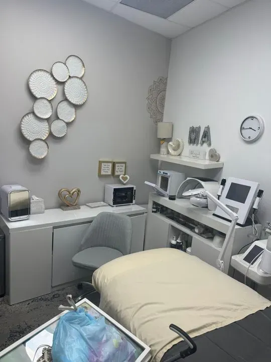 https://cdn.salonspotlight.com/photos/kOX8IM2talbRBa3K2xBI/3871a093-9048-489d-9afc-b0f0a4f83183_720x720