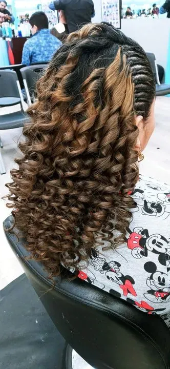 https://cdn.salonspotlight.com/photos/kSyxBqlRzgKckR0MCL3s/01e284ae-5528-4872-a2cf-d1ae9ec03e04_720x720