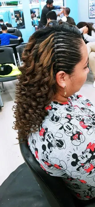 https://cdn.salonspotlight.com/photos/kSyxBqlRzgKckR0MCL3s/5a8df453-d76d-423e-a4cf-c2365ee5f889_720x720