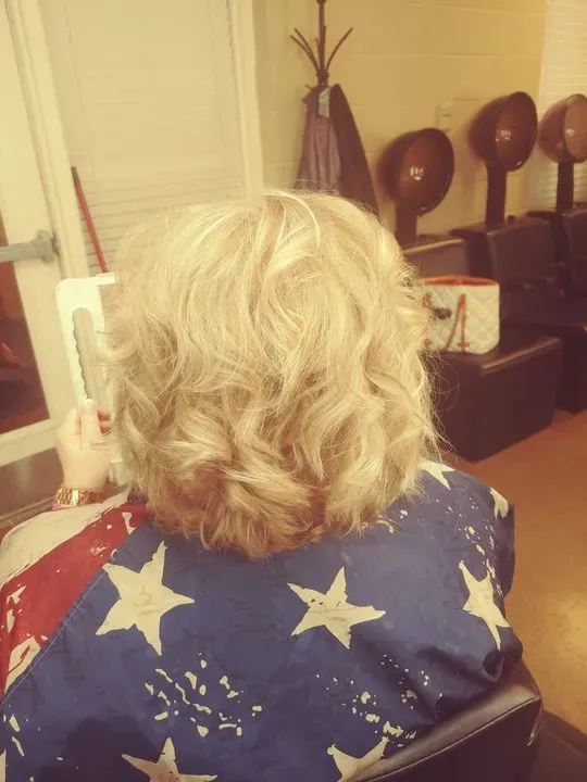 https://cdn.salonspotlight.com/photos/kUVbhNfLOoQofJxWrkO5/629eac2f-ba7c-46e6-88a0-00c176c2ed28_720x720