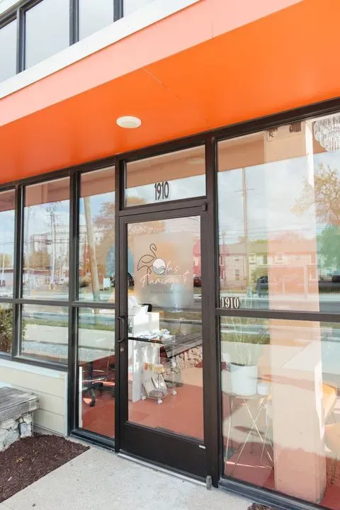 https://cdn.salonspotlight.com/photos/kWQRtScGmiOXRRBon39v/0b966583-e582-4cd6-812c-be1b6f558836_720x720