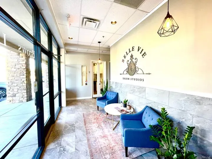 https://cdn.salonspotlight.com/photos/kX8gzFmVqzFEQ1FB58rv/180b4e07-4137-48ec-97fc-2085bc8d9a8d_720x720