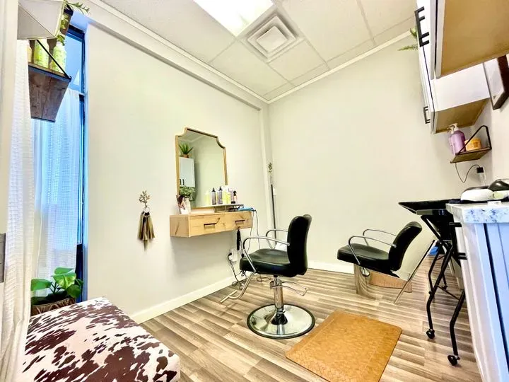 https://cdn.salonspotlight.com/photos/kX8gzFmVqzFEQ1FB58rv/85c2f273-5abd-4ab1-999d-09b5ad017960_720x720