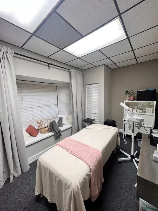 https://cdn.salonspotlight.com/photos/kYUWqnqqmV7nuu1Ae71r/ad106327-1324-48d8-a82c-3e59ae75a6a5_720x720