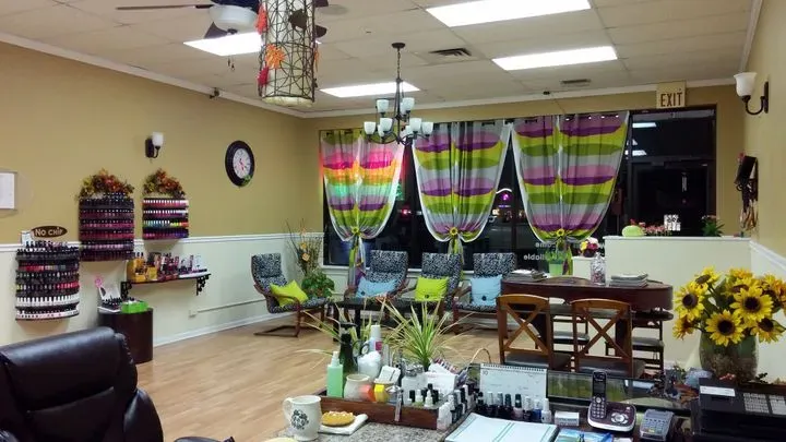 https://cdn.salonspotlight.com/photos/kYpzj0bsi8WicLWMH4Ih/127e425b-3fea-4cd4-81ae-734fa2d3f16f_720x720
