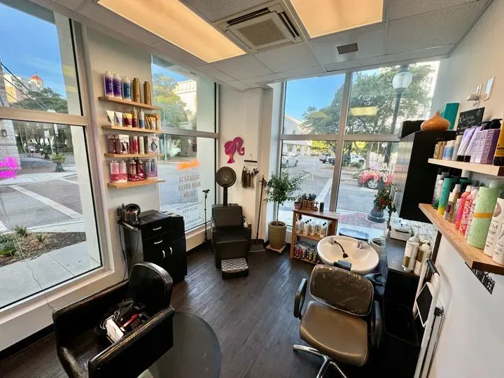 https://cdn.salonspotlight.com/photos/kYzWTfIyBPuprHVQ6KKf/5809d748-9288-4384-af03-7c283c236294_720x720